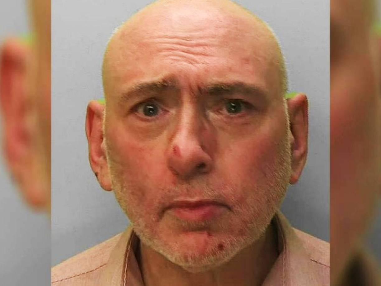 David Renshaw, un sacerdote británico, se encuentra en “el ojo del huracán” tras los increíbles hallazgos en su contra entre los que se encuentran 22 mil archivos entre videos y fotografías en su computadora en donde se muestra a niños exhibidos sexualmente. 