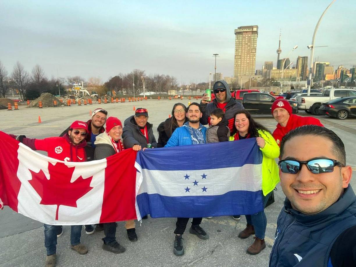 Aficionados hondureños y canadienses convivieron en la previa del partido.