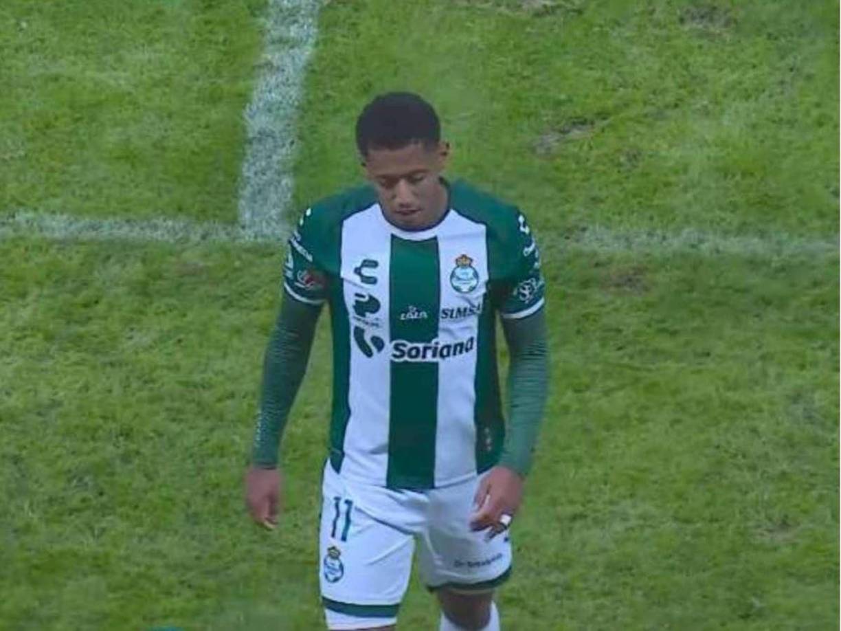 Posteriormente ‘Choco’ Lozano vio una cartulina amarilla a los 81 minutos tras levantar el brazo en la disputa por el balón con un futbolista del equipo contrario.