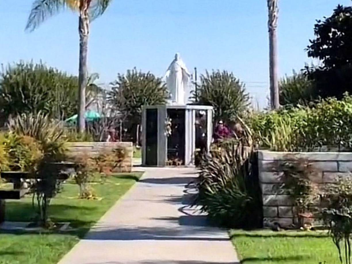 La tumba de “La Diva de la Banda”, se encuentra en Long Beach, California, su ciudad natal, en el cementerio “All Souls Cemetery”, específicamente en el espacio “Momma’s Garden”.