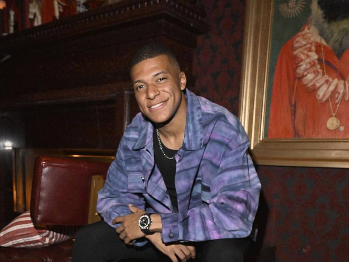 Mbappé aceptó perdonar 80 millones de euros en concepto de primas de fidelidad para que el PSG no sufriera un perjuicio económico en verano. No quiere decir que no vaya a renovar, algo que está por ver, sino que si finalmente se marcha a otro equipo sin dejar un euro en concepto de traspaso, no se reflejen esos 80 millones que le corresponden,