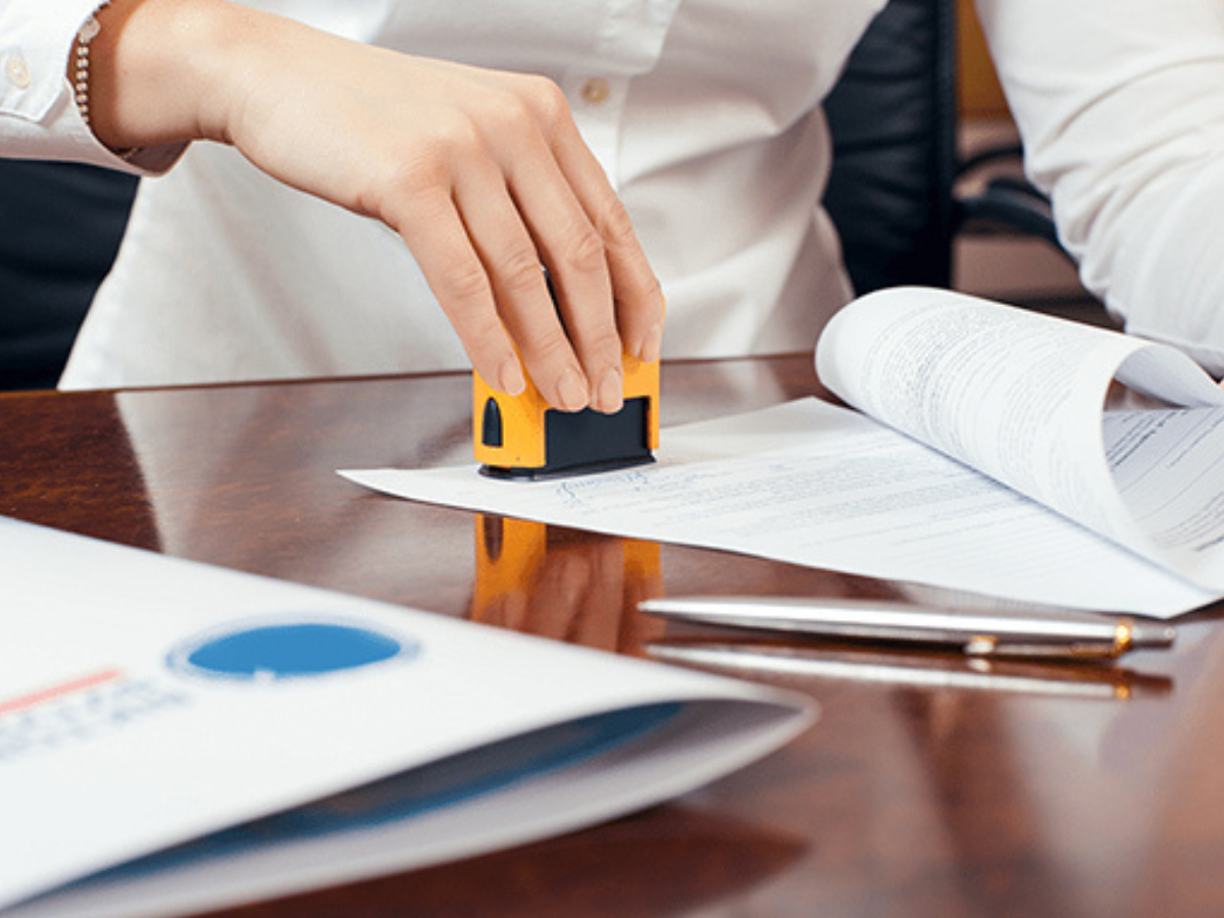 1. Es posible que su documento requiera de una autentica previa. Para empezar el proceso correctamente, se debe llevarlo a la sección de auténticas y apostillas, en Cancillería. Esto se puede realizar sin la ayuda de un abogado.