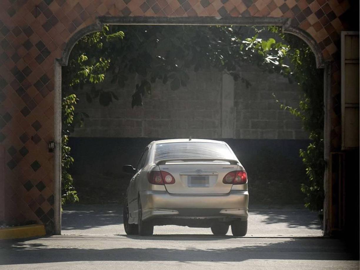 Tras entrar “Fabiola” al carro, quien la transportaba procedió a salir casi entre el silencio por el único ingreso que tiene el motel y partieron.