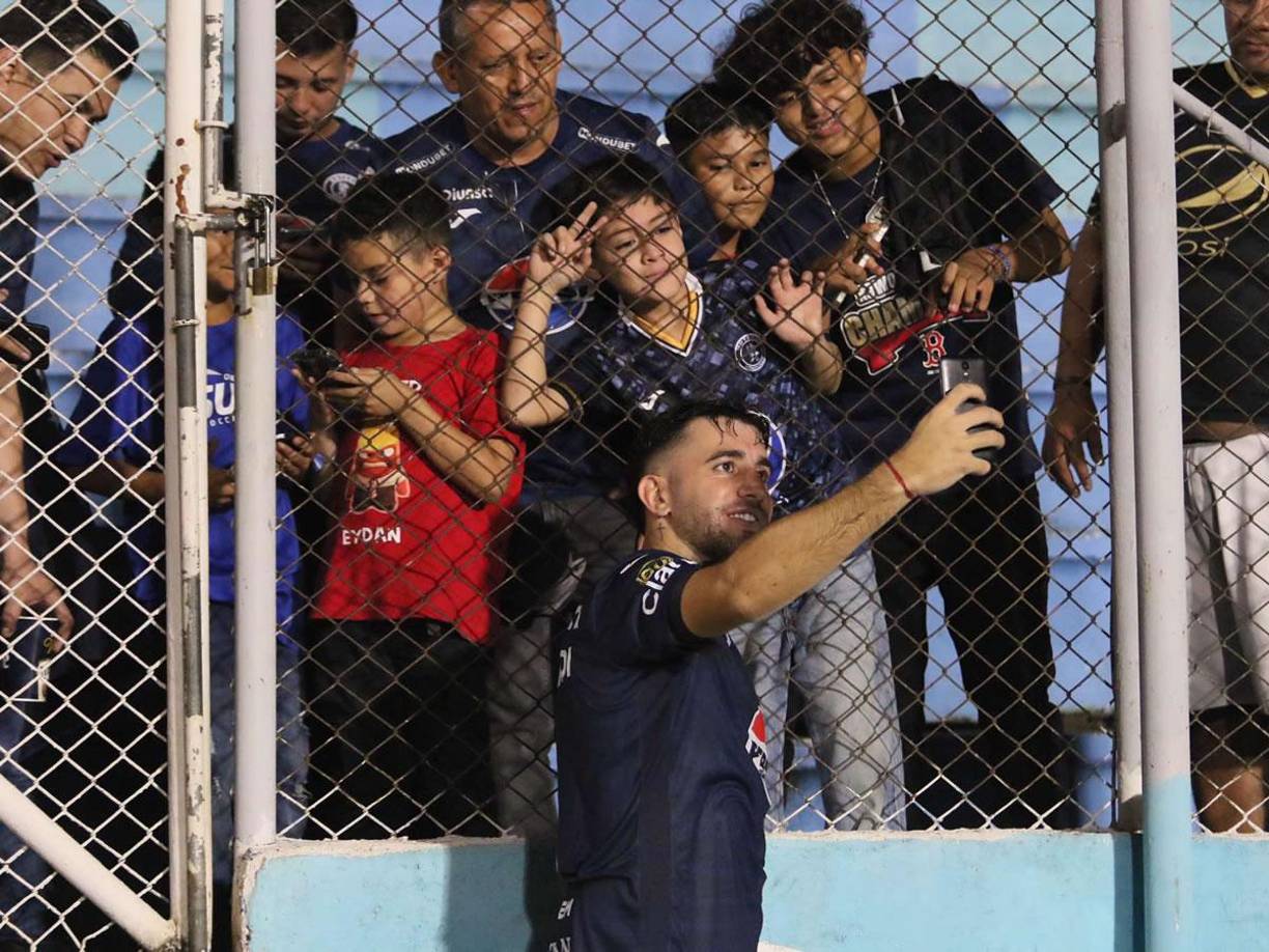 El delantero argentino se tomó varias fotos con los aficionados del Motagua al final del partido tras su doblete.