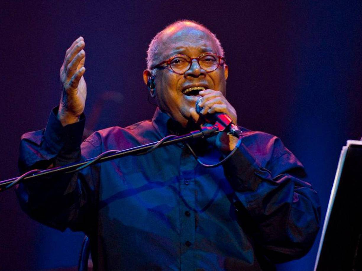 “No te atrevas a decirle que no, no te atrevas a desilusionar. Lázaro cerró la puerta y me quedé en la habitación sola con Pablo Milanés. Yo pensaba que iríamos a desayunar, pero él me condujo inmediatamente por los pasillos hasta una habitación. No entendí nada. Ahí estaba sentado, en una silla de su habitación: ‘qué bueno que viniste’, me dijo”, contó.