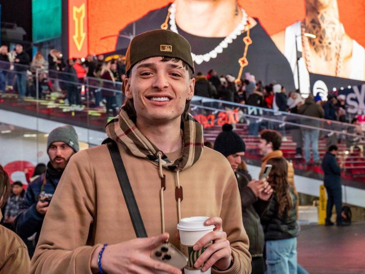 Su nombre es Hassan Emilio Kabende Laija; nació en Jalisco, México, el 15 de junio de 1999. Inició su carrera en el 2020 con su tema “Relajado voy”.