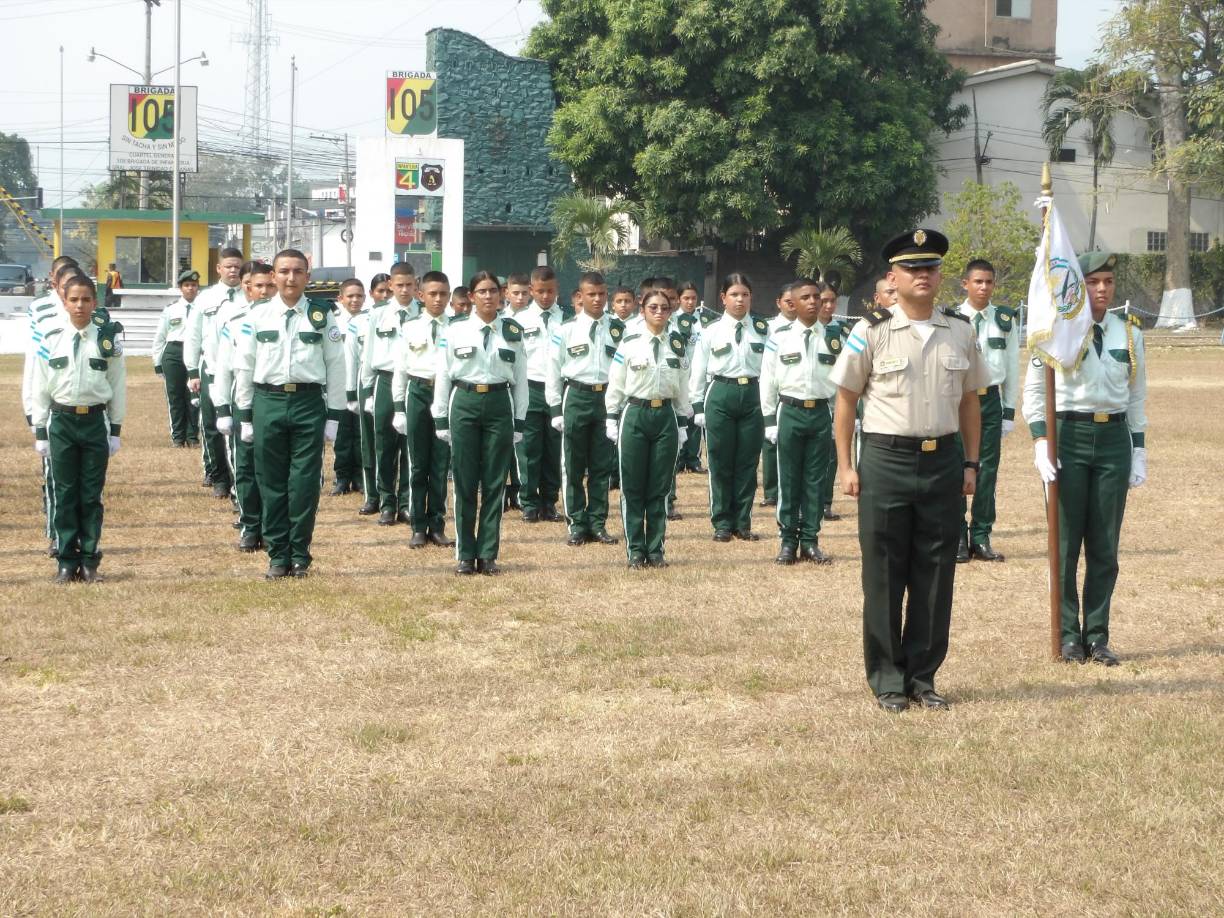 El cuerpo de alumnos demostró su disciplina y fervor durante el festejo