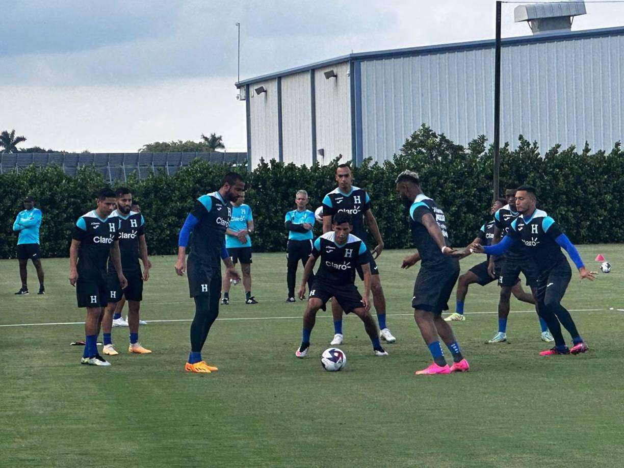 Los jugadores de la Selección de Honduras en un rondo. José Mario Pinto tratando de quitarle la pelota a Jorge Benguché.