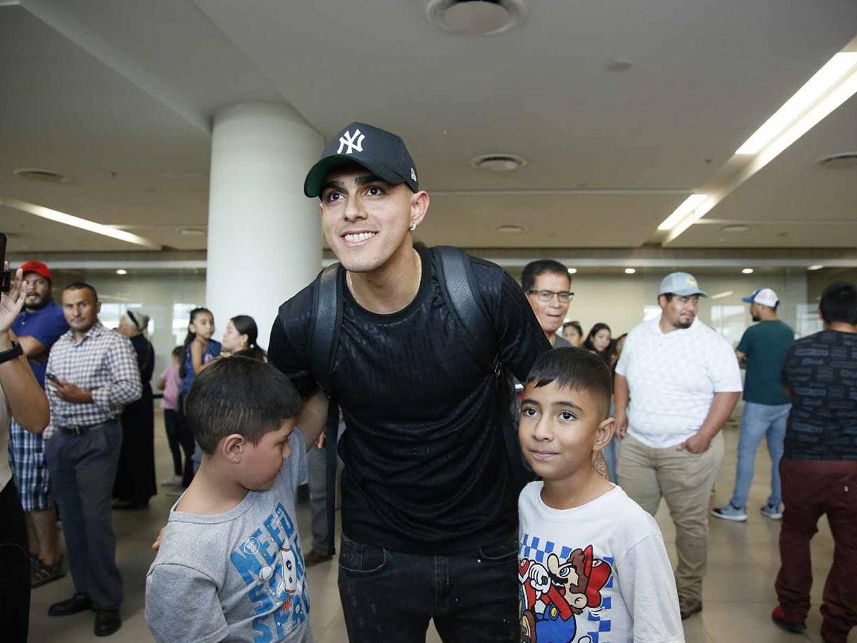 Dos niños le solicitaron una fotografía a Luis Palma y el futbolista accedió a posar con ellos. 