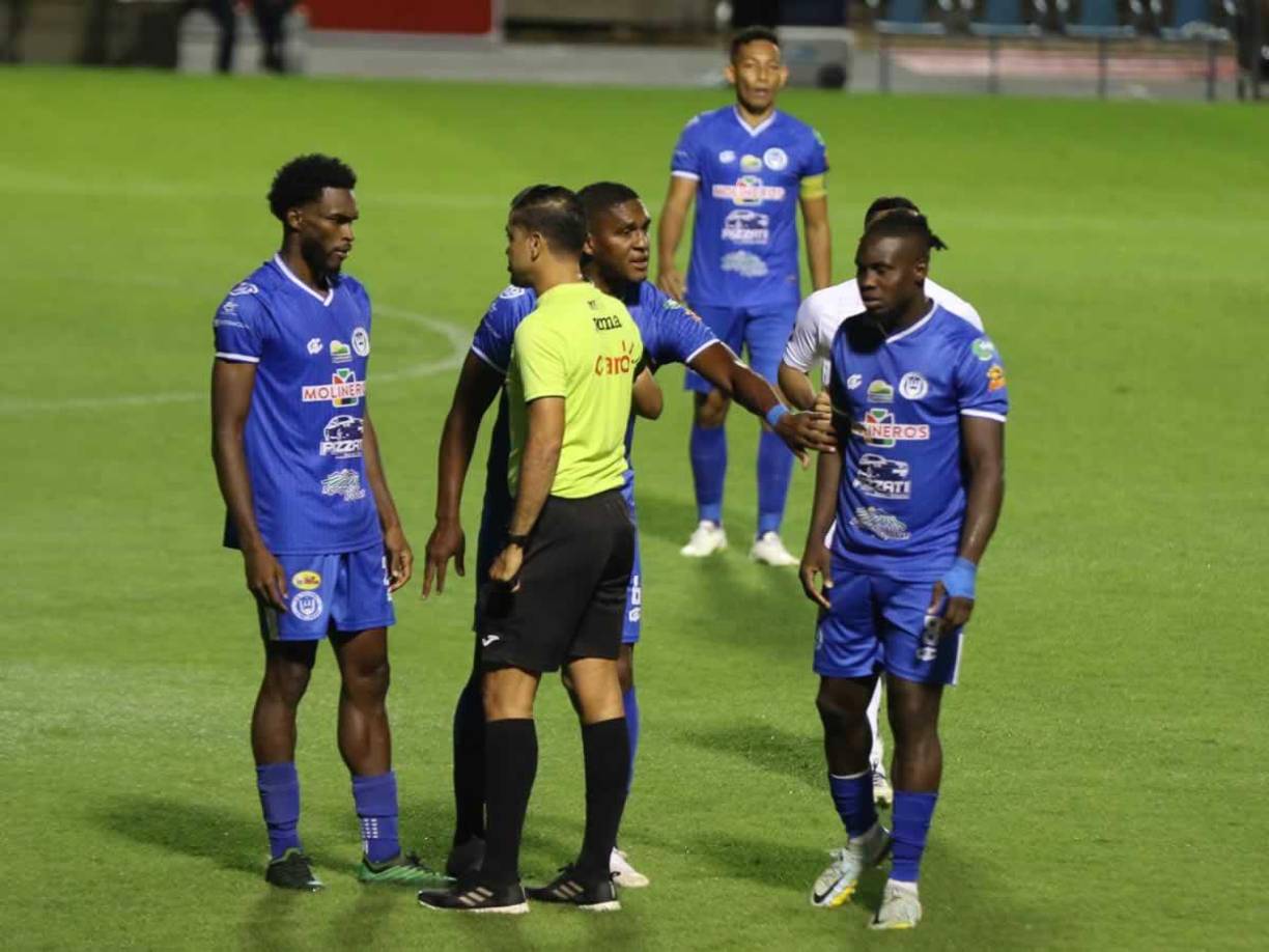 Los jugadores del Victoria reclamando al árbitro Luis Mejía.