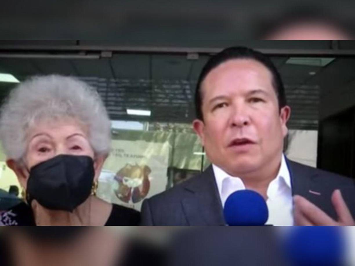 En una entrevista, Adame comentó que la mamá del conductor, Elvia Inés Seañez tenía un pasado oscuro, pues se dedicaba a la brujeria y a extorsionar personas, y que gracias a ello, Gustavo gozaba de fama y renombre en el medio.