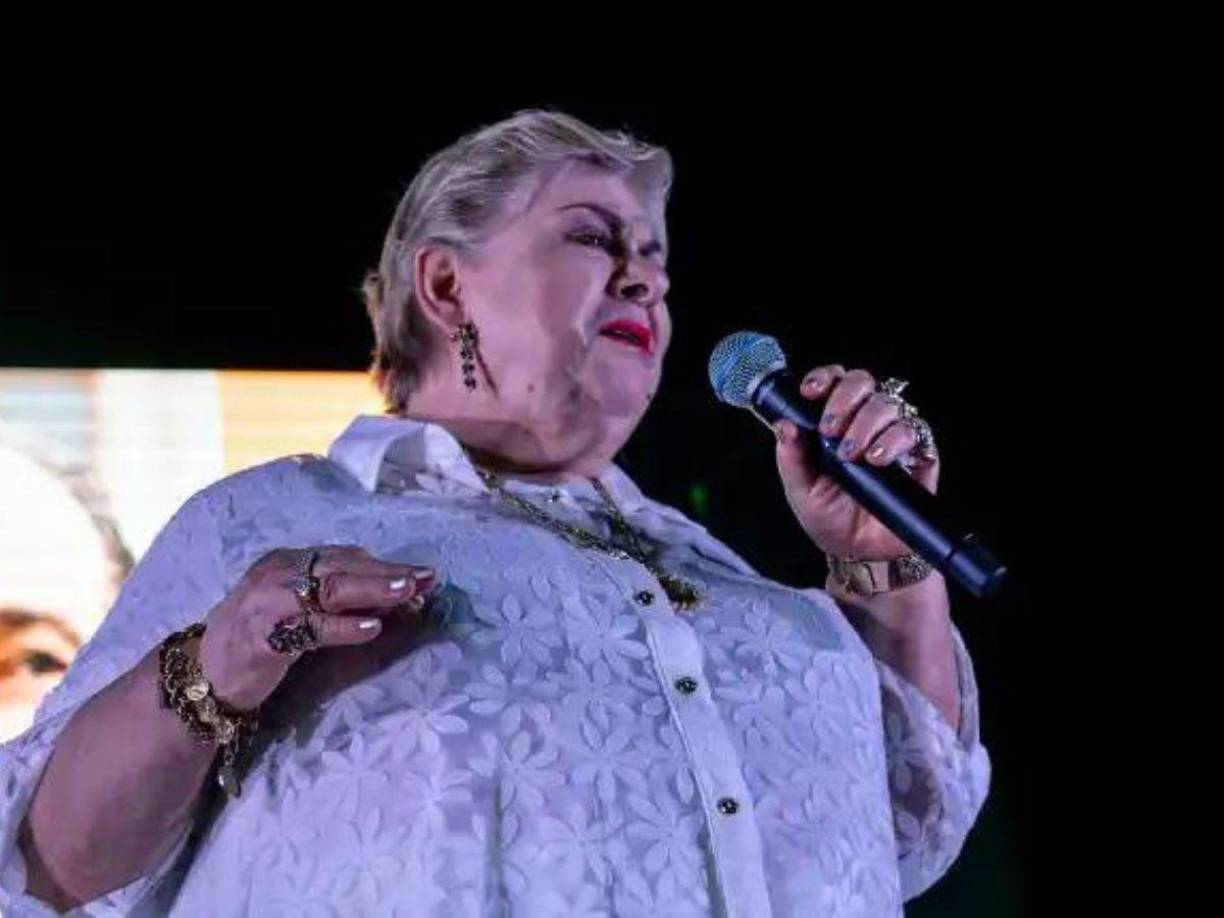 A raíz de la hospitalización de Paquita la del Barrio y la consecuente cancelación de su presentación, recientemente reveló una fuente que la intérprete de ‘Cheque en blanco’ enfrenta una gran depresión, lo que ocasiona que prefiera mantenerse en cama o presente episodios prolongados de llanto.