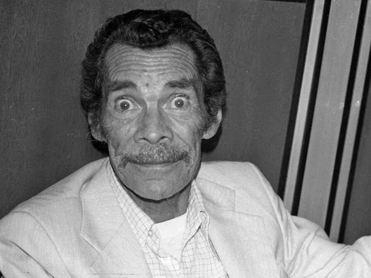 Este carismático actor y comediante dejó una huella imborrable en la televisión y el cine, ganándose el corazón de millones de seguidores.