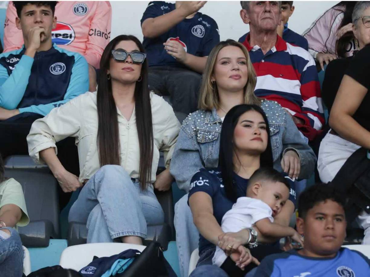 Laura Meza y Cecilia García disfrutaron del encuentro donde Motagua ganó. La primera es vinculada sentimentalmente con Rodrigo Auzmendi y la segunda es la pareja de Agustín Auzmendi.