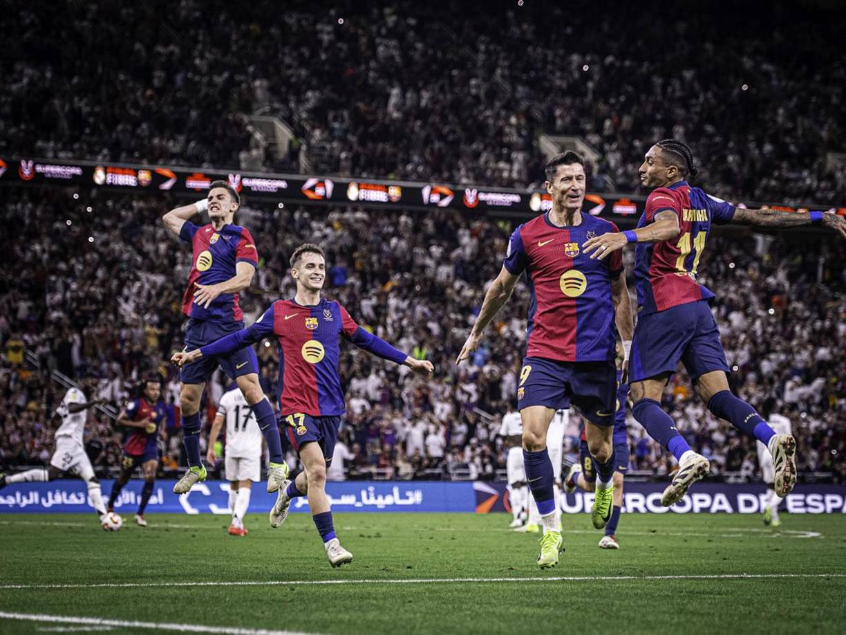 Es cine. La tremenda imagen de jugadores del Barcelona tras el gol de Robert Lewandowski.