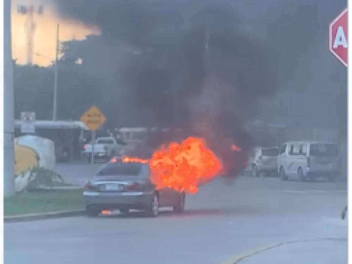 El fuego fue controlado, pero por seguridad, pasaron varios minutos en los que no se permitía que nadie se acercara al auto.