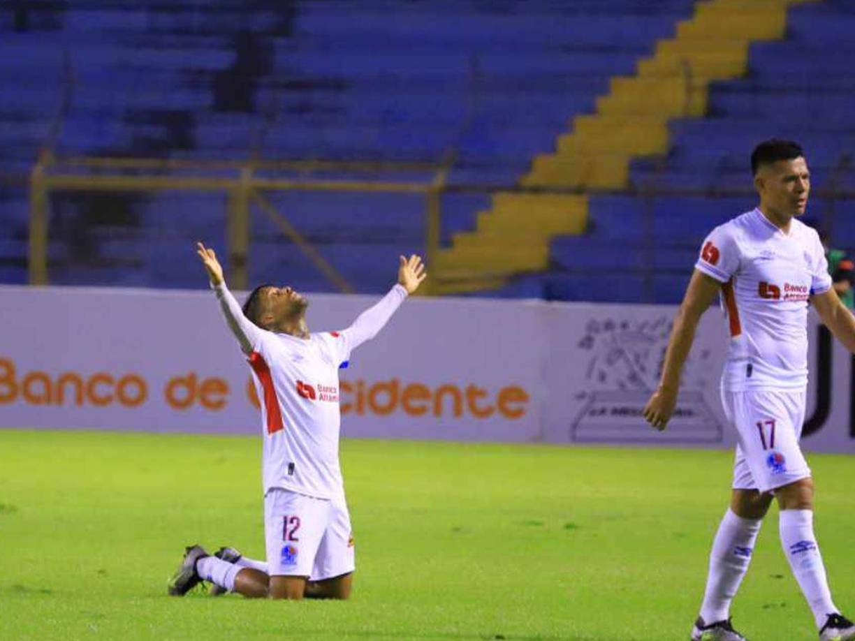 Tras el pitazo final, Gabriel Araújo se arrodilló y le dio las gracias a Dios por el gol y triunfo. 