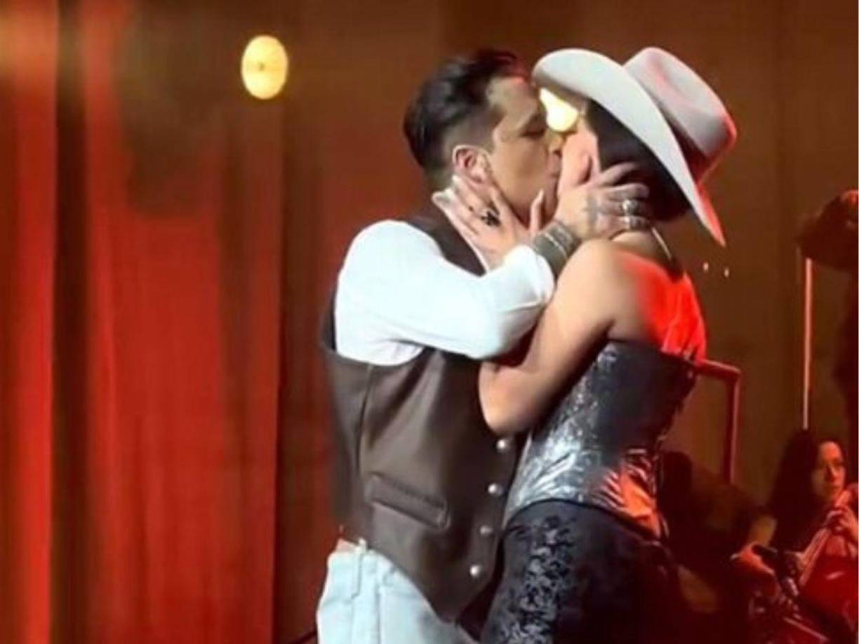 Sin duda, la confirmación del romance entre Ángela Aguilar y Christian Nodal está en boca de todos. Cada día surgen más especulaciones alrededor de la reciente pareja, especialmente porque se sabía que el cantante mantenía una relación con Cazzu, la madre de su hija Inti. Pese a todo, los tortolitos ya no ocultan su amor y lo presumen a los cuatro vientos.