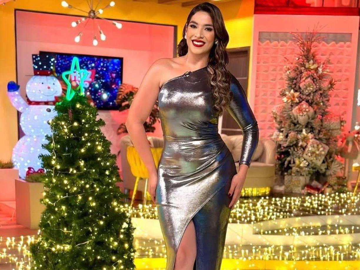 La presentadora Carolina Lanza también optó por un vestido muy elegante en color plata y ajustado a su figura.