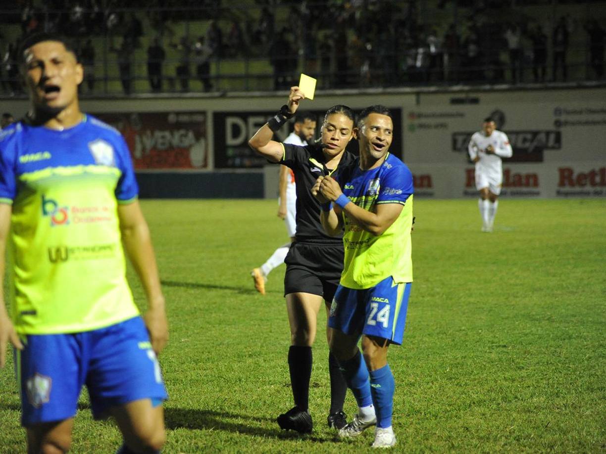 Fue un duelo con mucho roce, poco fútbol y algunas decisiones de la árbitra, Melissa Pastrana, que se miró un poco fuera de forma.
