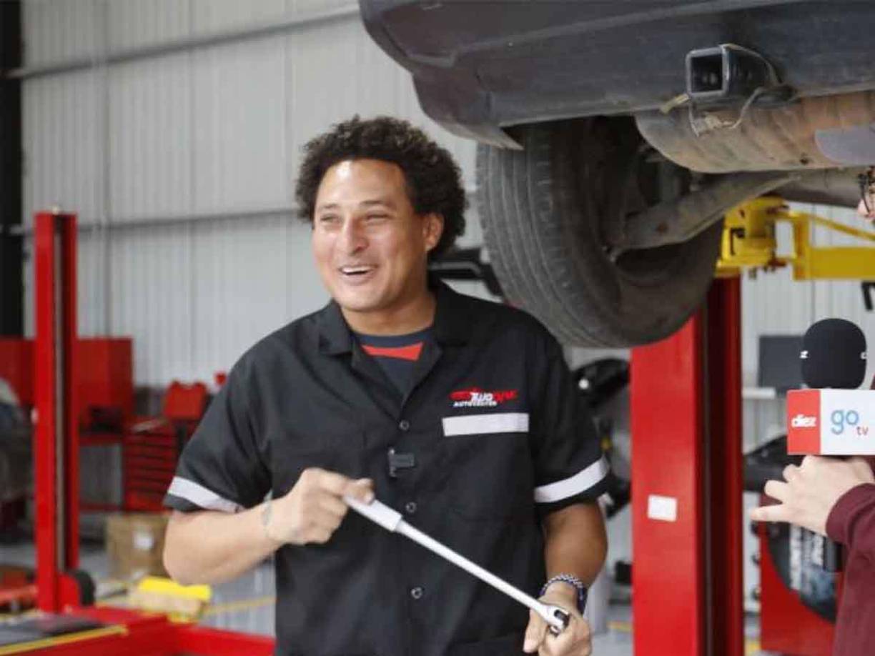 Kevin Hernández decidió emprender en su segunda pasión, la mecánica automotriz, oficio que su padrastro le enseño desde que era un niño.