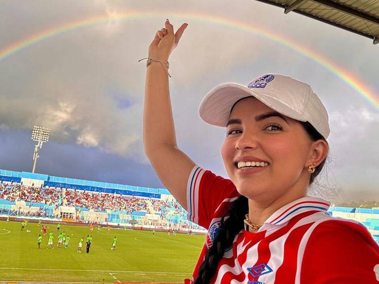 Paula Vivas presume en sus redes sociales lo bien que la pasa en cada juego del Olimpia y es habitual verla en cada juego del albo para apoyar a su amado Yustin Arboleda.