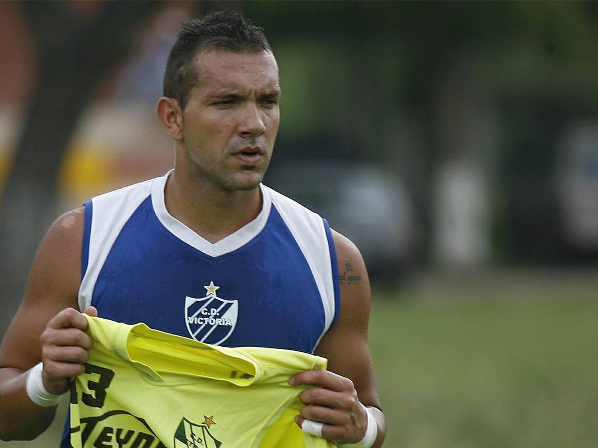 David Sierra llegó a Honduras gracias al entrenador español Carlos Cantarero, técnico que en ese tiempo dirigía al Victoria. 
