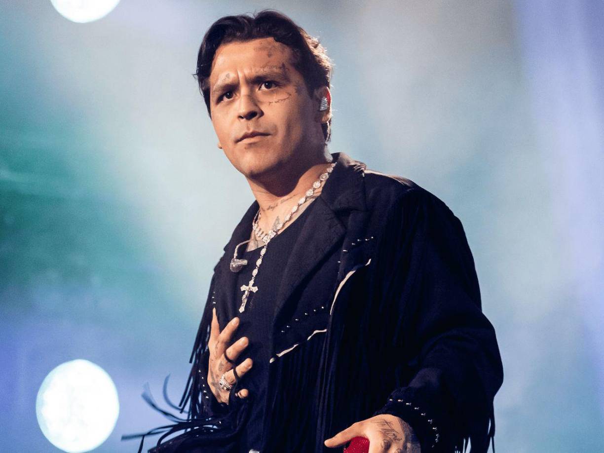 Uno de los rumores más difundidos fue el que lanzó Kadri Paparazzi, un influencer que aseguró tener información privilegiada sobre lo que realmente había sucedido. Según Kadri, Nodal habría sido hospitalizado por una congestión alcohólica tras una fiesta en la que habrían estado presentes varios miembros de la familia Aguilar, incluida su esposa, Ángela Aguilar.