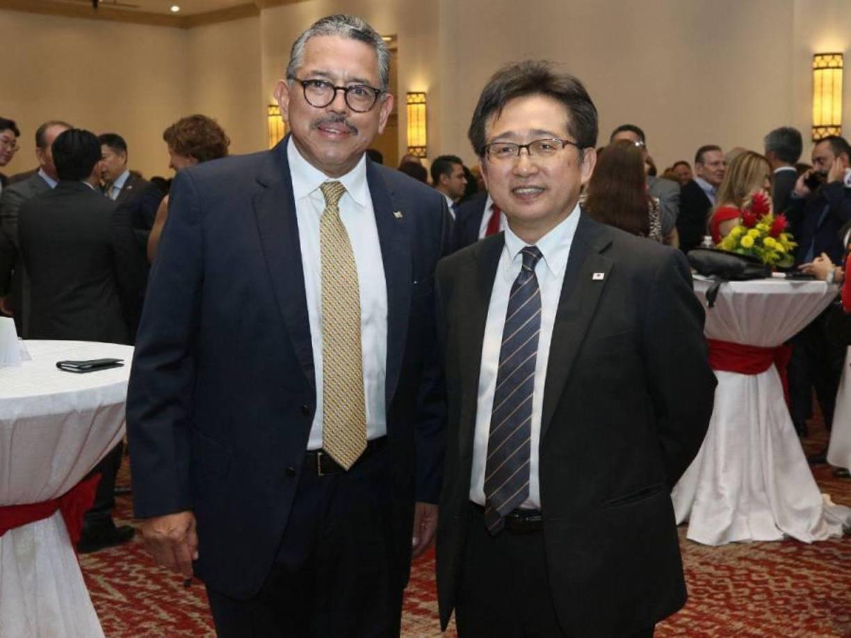 Pedro Cubas y Maehigashi Kenji.