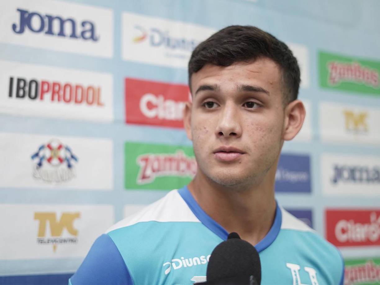 El central André Orellana también habló con la prensa deportiva: “Estamos preparados para lo que se viene, ya se a los Juegos Panamericanos o los duelos de la Nations League, estamos enfocados”, dijo.