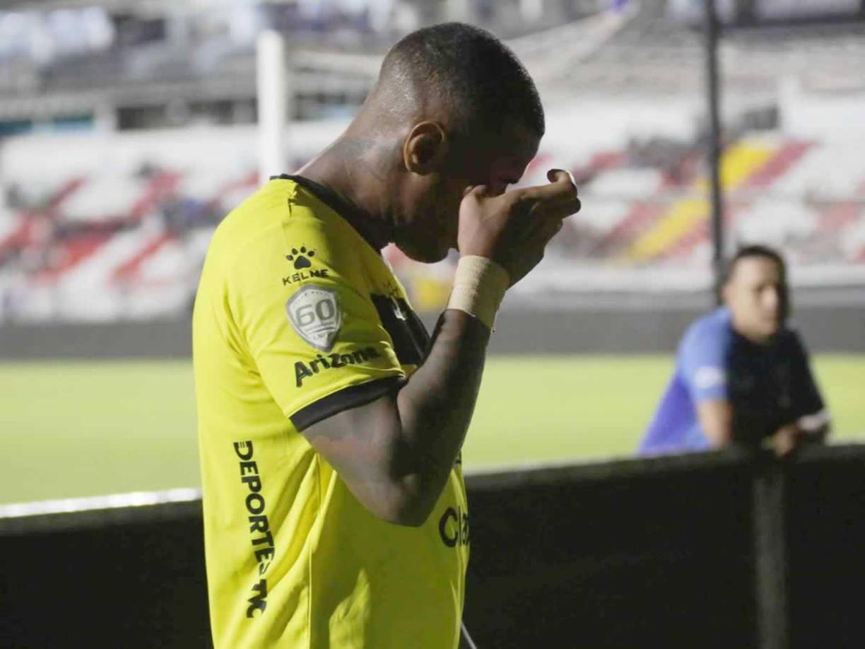 El panameño Carlos Small se fue muy triste por la eliminación del Real España en semifinales.