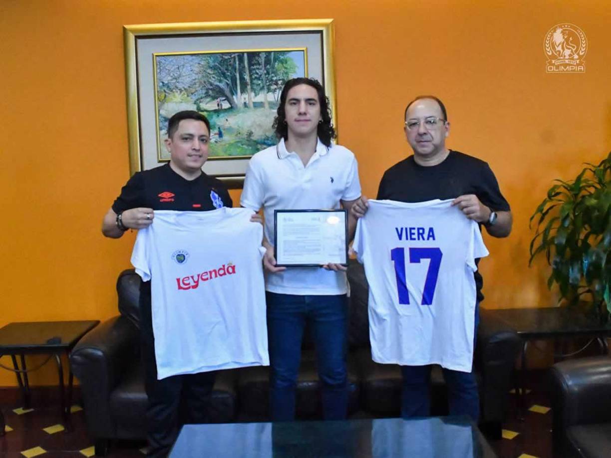 Olimpia también tuvo un homenaje para Vicente Viera, leyenda del club albo que falleció hace unos días. Sus hijos recibieron el detalle.