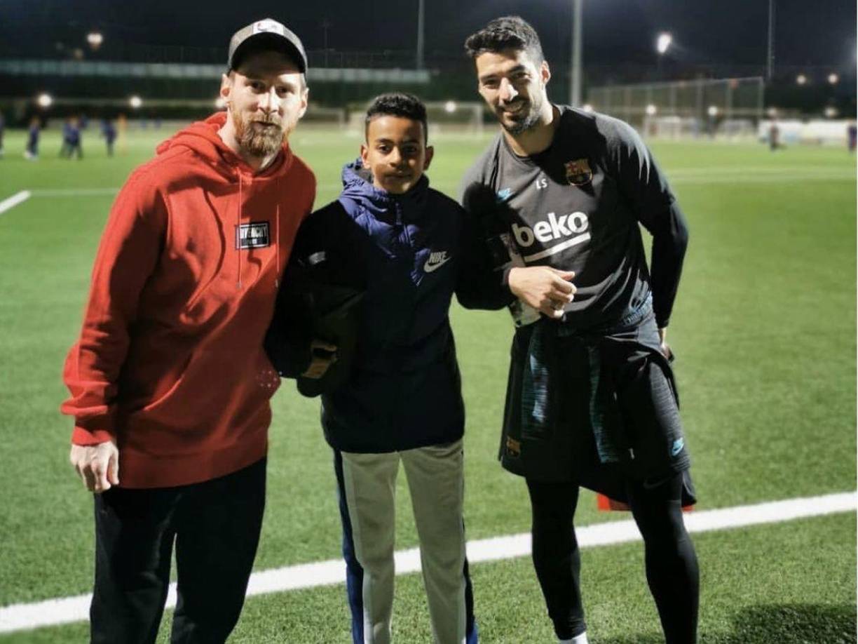 En años posteriores a las fotografías, Lamine Yamal se mantuvo en el cuadro blaugrana a través de las reservas. En el 2023, concretamente el 29 de abril, debutó con el FC Barcelona. Aquí aparece con Messi y Luis Suárez.