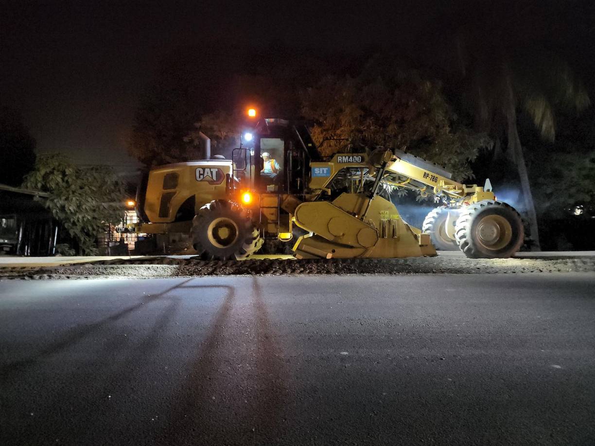 Ahora se tiene previsto que se pavimente la nueva calle, la que queda frente a Imapro y que va a dar al puente plateado en la salida a los excampos bananeros En este tramo se pavimentarán unos 300 metros y servirá para el paso del equipo pesado que transita por esta ciudad.