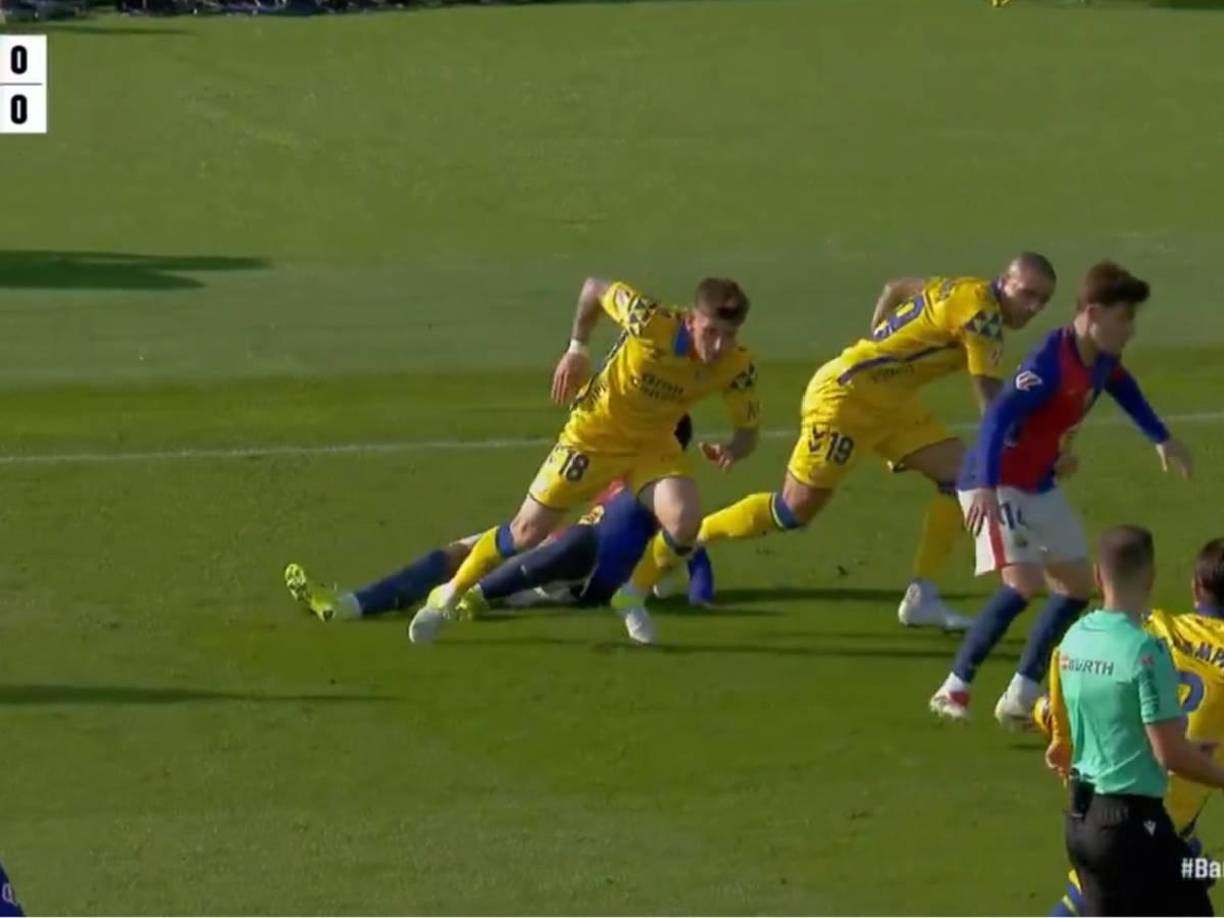 El jugador del Barcelona no pudo ni levantarse. Más adelante se informó que Balde no corre riesgo.