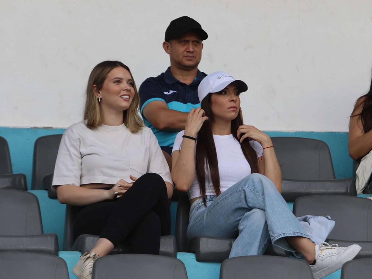 Bien atentas a todo lo que pasaba en el terreno de las acciones, sobre todo con sus novios.