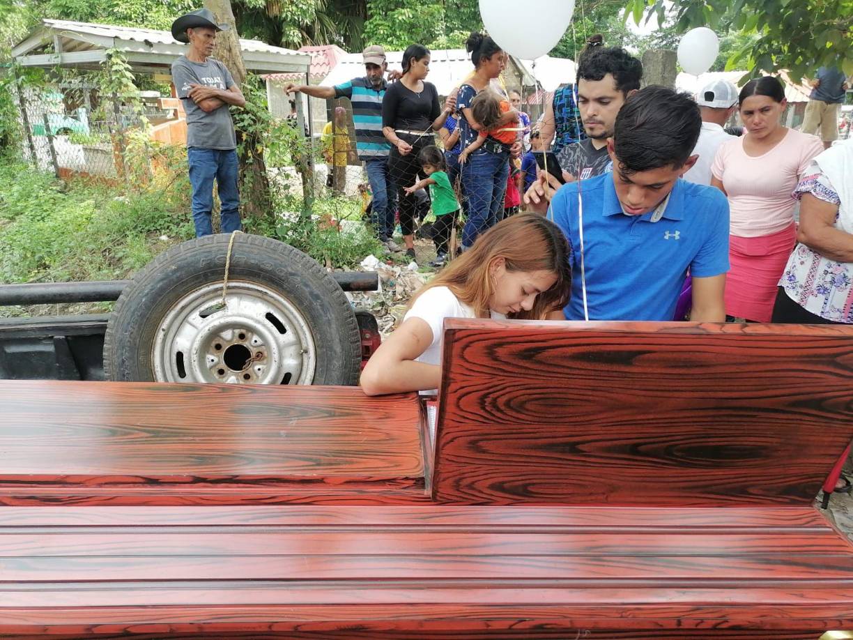 Desde horas muy tempranas, familiares entre llantos y mucha consternación llevaron los cuatro cuerpos de las víctimas del accidente al campo santo donde dieron cristiana sepultura.