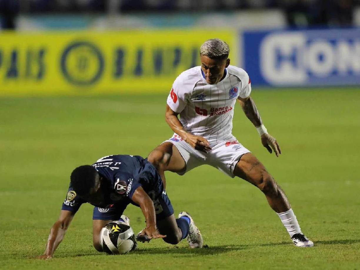 Volante: Tirado al costado derecho y con el objetivo de potenciar la banda derecha, Andy Nájar jugaría en la segunda línea de Olimpia.