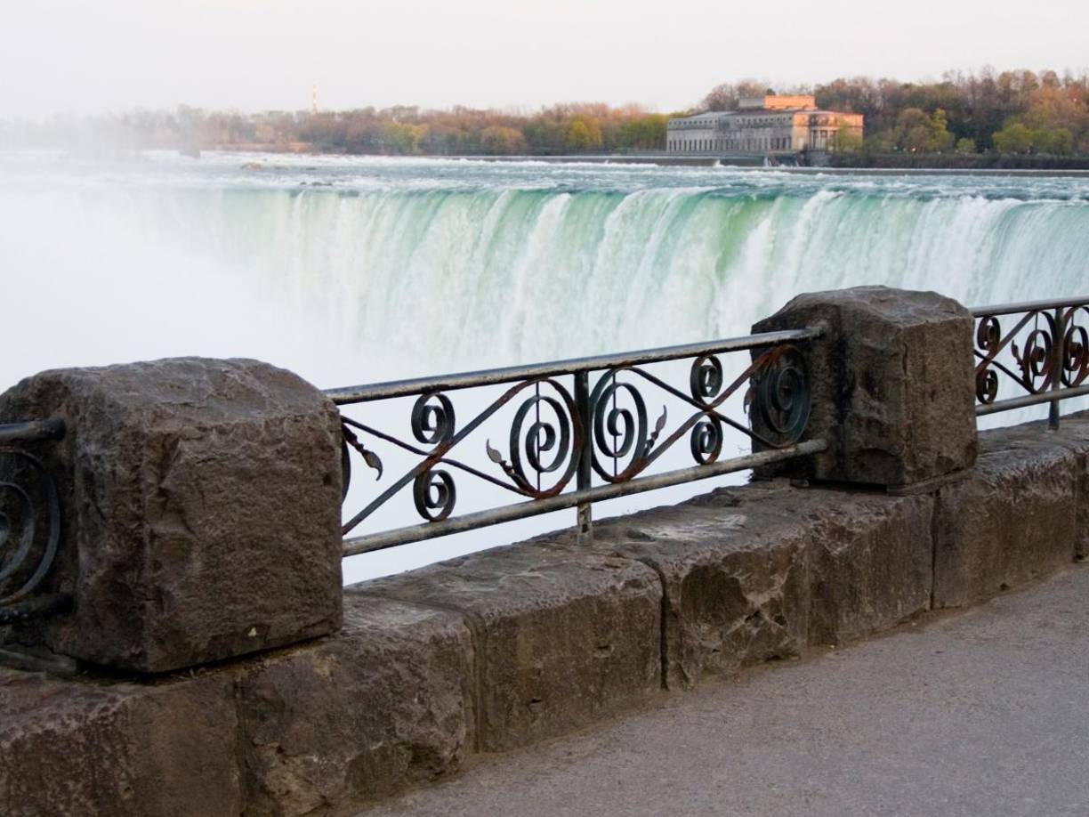 Según los reportes preliminares de la policía de Nueva York, la familia saltó desde la barandilla y cayeron hasta morir.