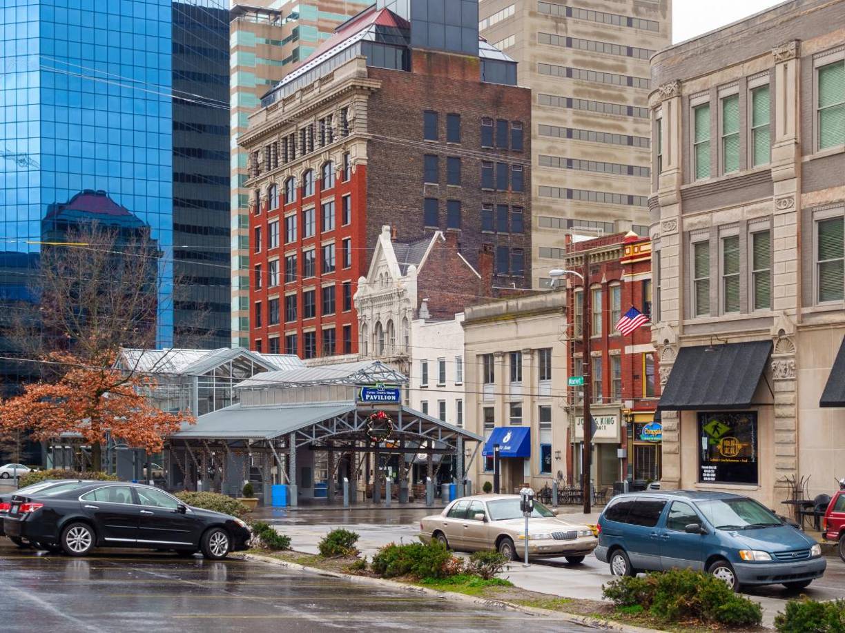 Este martes 5 de noviembre, día de elecciones en Estados Unidos, el clima será un factor determinante para los votantes, especialmente en ciertos estados clave y en el centro del país. Aunque la mayoría de los ciudadanos tendrán condiciones climáticas favorables, algunas regiones podrían experimentar lluvias y nevadas que dificulten el acceso a los centros de votación.