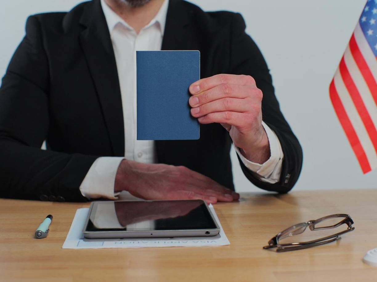 Paso 4. Los trabajadores reciben sus visas y buscan admisión a los Estados Unidos por algún puerto de entrada, ante la Oficina de Aduanas y Protección Fronteriza de los Estados Unidos (CBP, por sus siglas en inglés).