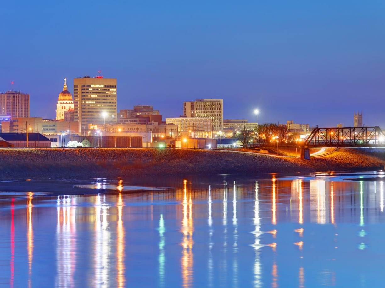 Con una población de 126,000 habitantes, donde solo el 15% pertenece a la comunidad latina, Topeka busca atraer a más migrantes para dinamizar su economía y fortalecer su diversidad cultural.