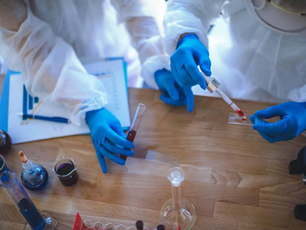 Un patógeno respiratorio similar a los virus de la gripe o el covid-19 es barajado como posible origen de la enfermedad aún desconocida que ha causado decenas de muertos en la República Democrática del Congo (RDC), aunque también se analizan otras posibilidades como malaria o sarampión, informó este viernes la Organización Mundial de la Salud (OMS).