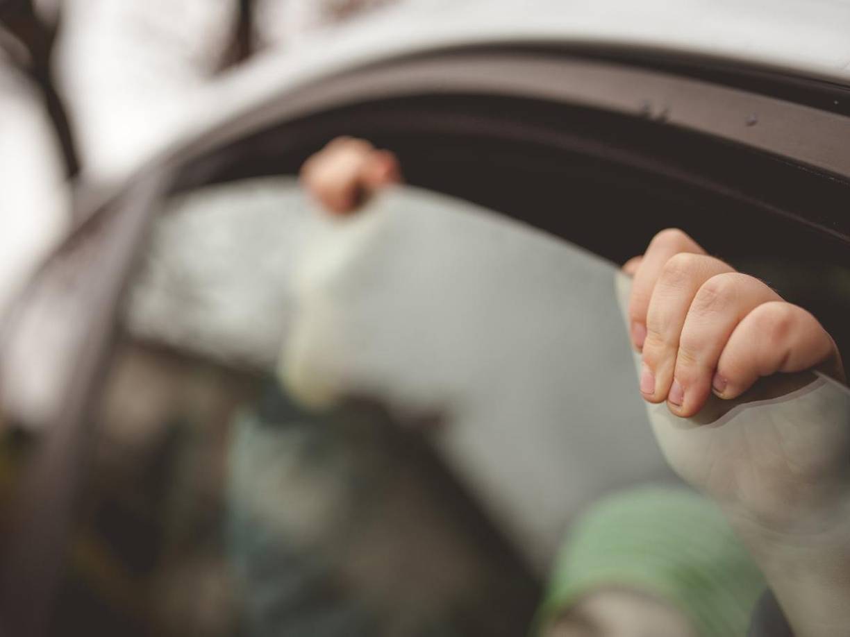 Al despertar, se encontró sola y atrapada en el automóvil, sin poder desabrocharse el cinturón de seguridad. Entre lágrimas, contó que estaba asustada y hambrienta, lo que la llevó a pedir ayuda a gritos.