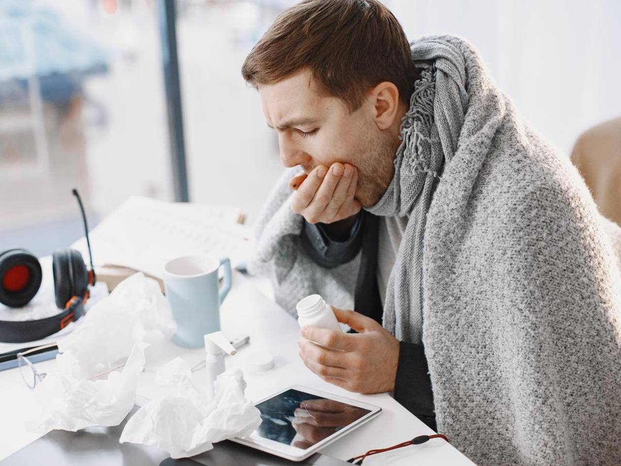 Otros síntomas incluyen malestar estomacal, exceso de mucosidad, hinchazón en las articulaciones y, en casos graves, anemia crónica. 