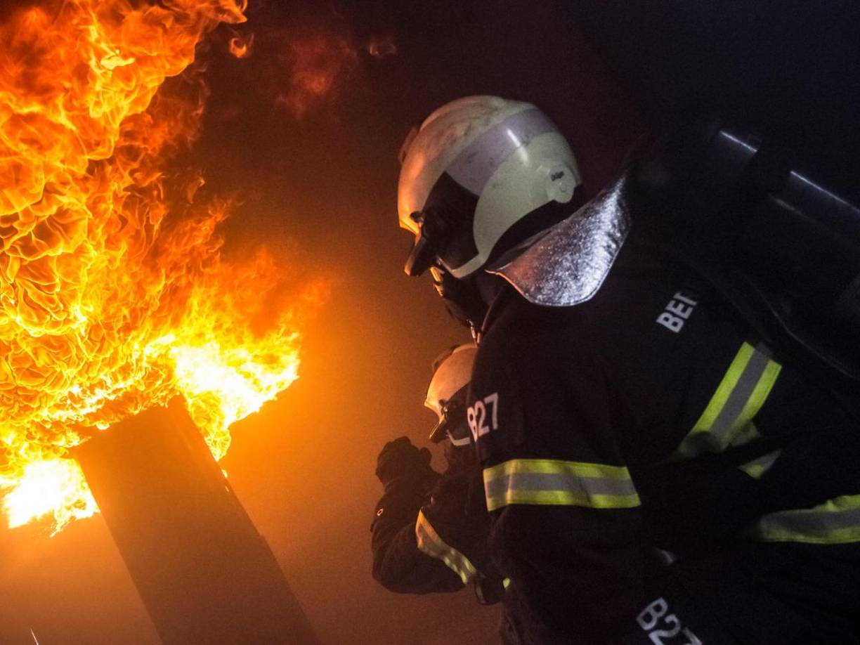 El jefe del Departamento de Bomberos de Spencer, Robert Parsons, explicó que la falta de hidrantes en la zona obligó a los bomberos a transportar agua desde Thompson Pond, donde dos de ellos cayeron al hielo durante el operativo. 