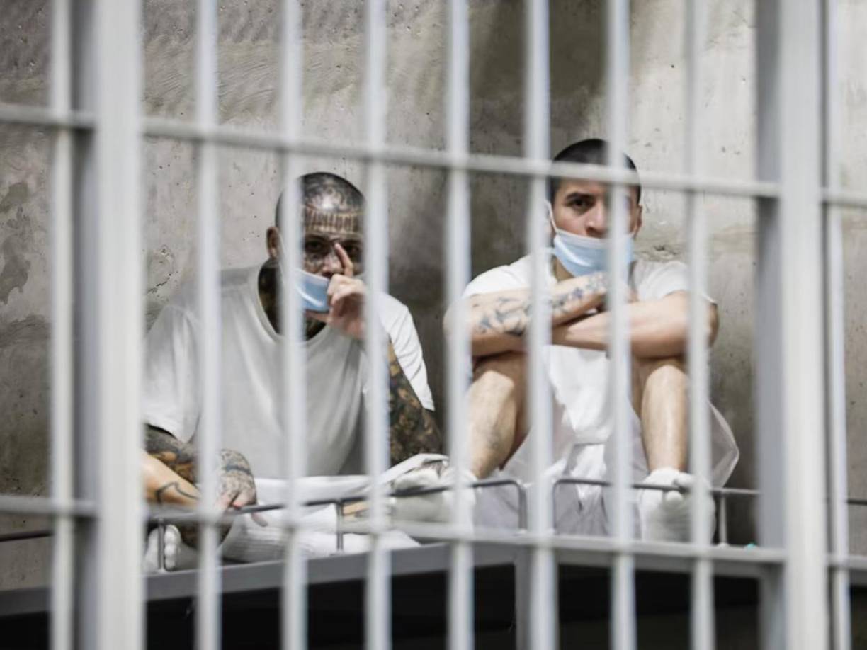 A los 43 años, Abrego cumple una condena de más de 1,500 años. Con la cabeza rapada, el cuerpo tatuado y una mirada fría, describe su trayectoria criminal con una mezcla de remordimiento y resignación.