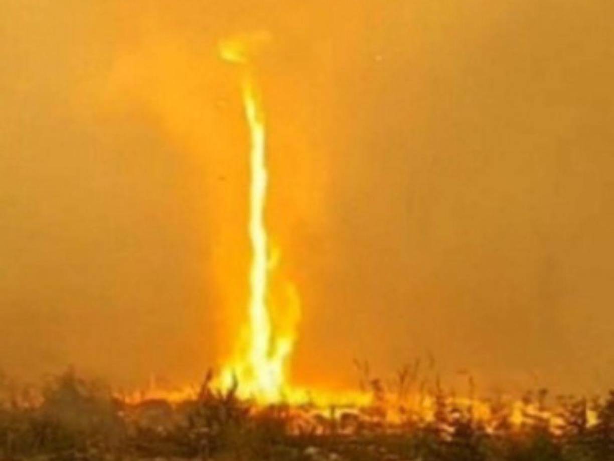 El Servicio Meteorológico Nacional (NWS, en inglés) mantuvo su advertencia de bandera roja extrema que se extenderá hasta el jueves con vientos de 60 a 90 kilómetros por hora en el área de las montañas del condado de Los Ángeles y de Ventura, donde se podrían presentar picos de hasta 100 kilómetros. 