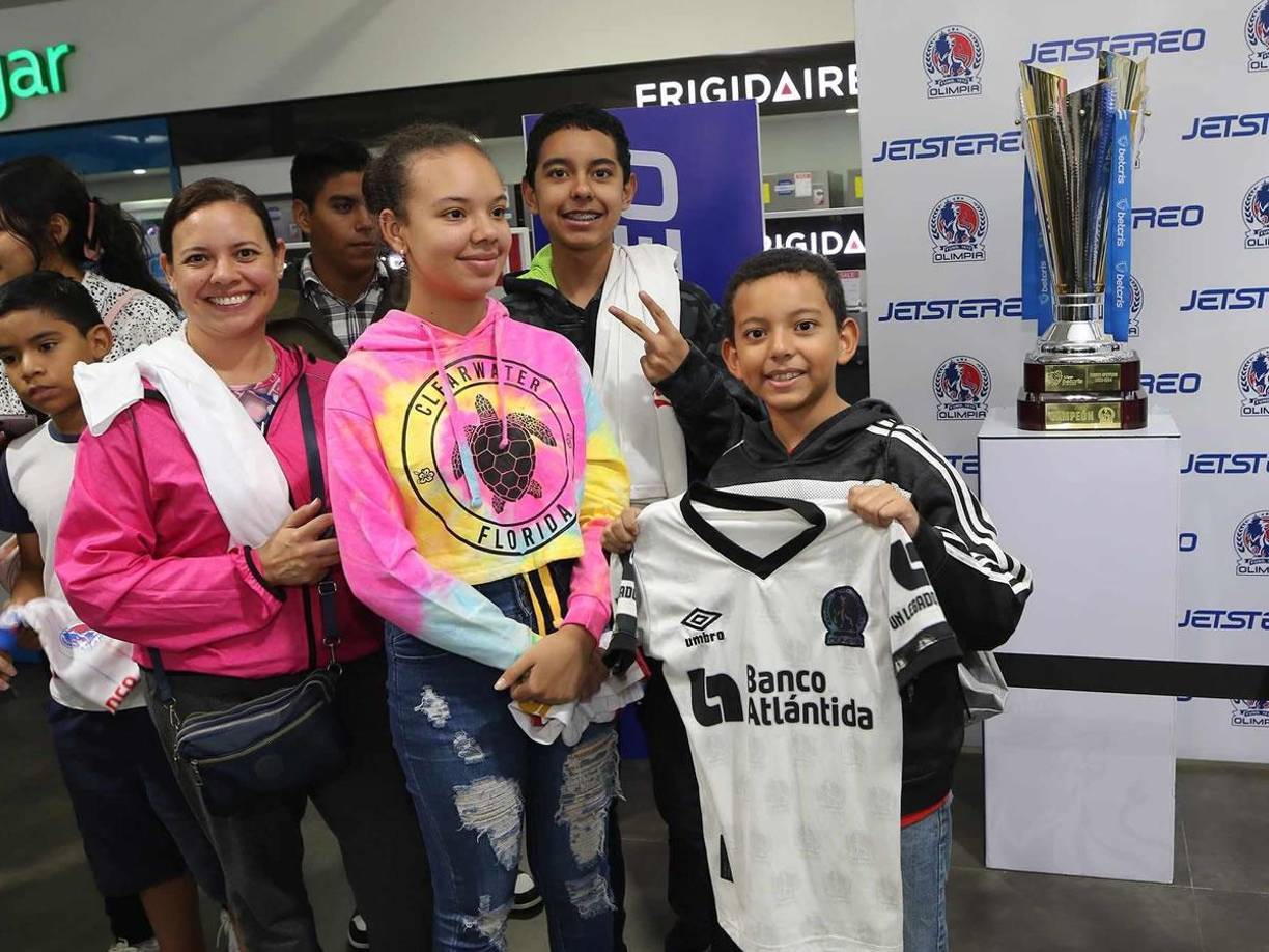 Desde antes de las 5:00 de la tarde, los aficionados empezaron a formar una extensa fila con la firme intención de llevarse un recuerdo de sus ídolos.