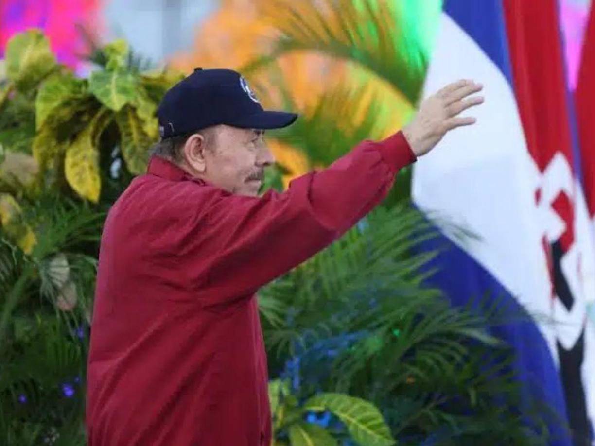 Desde 1997, el período presidencial es por 5 años. Ortega, de 79 años, culmina su quinto mandato -y cuarto consecutivo- el 10 de enero de 2027. La Constitución, a partir de 2014, permite la reelección presidencial indefinida.